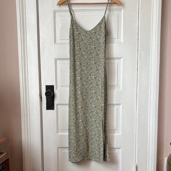 Reformation Dresses & Skirts - REFORMATION DITSY FLORAL MIDI DRESS